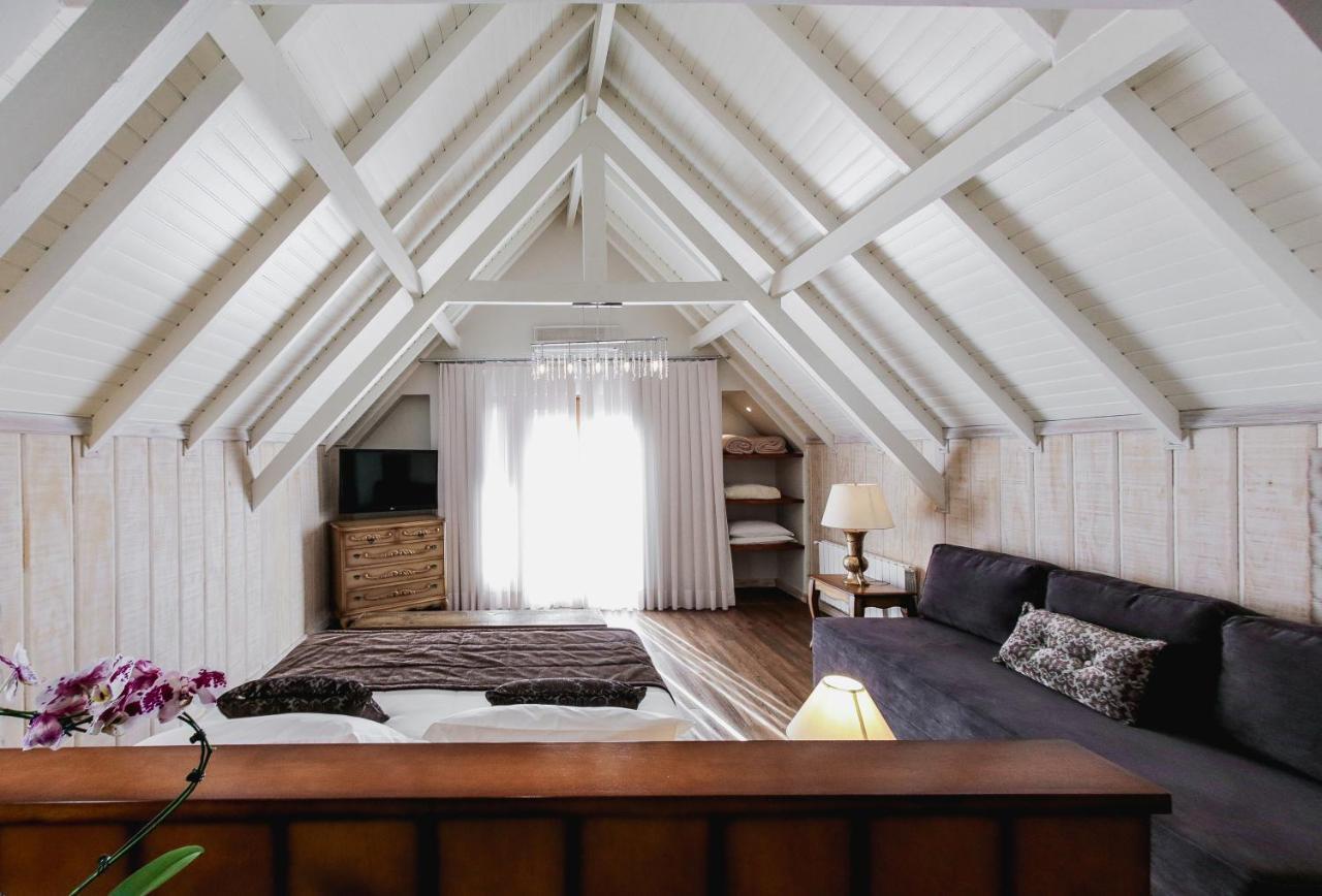 Bavaria Sport Hotel Gramado Kültér fotó A room in the attic of a house