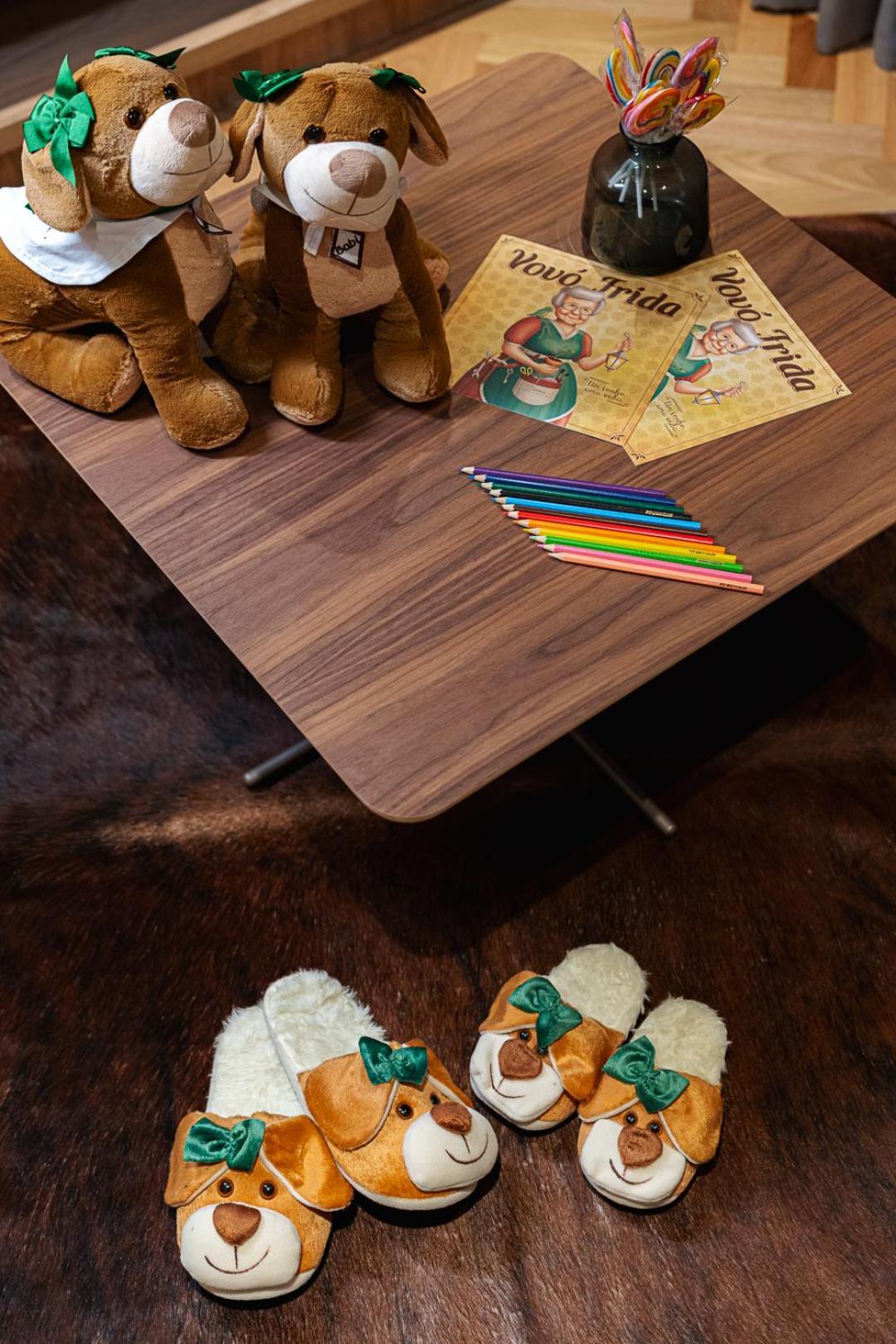 Bavaria Sport Hotel Gramado Kültér fotó A table with a melamine laminate top