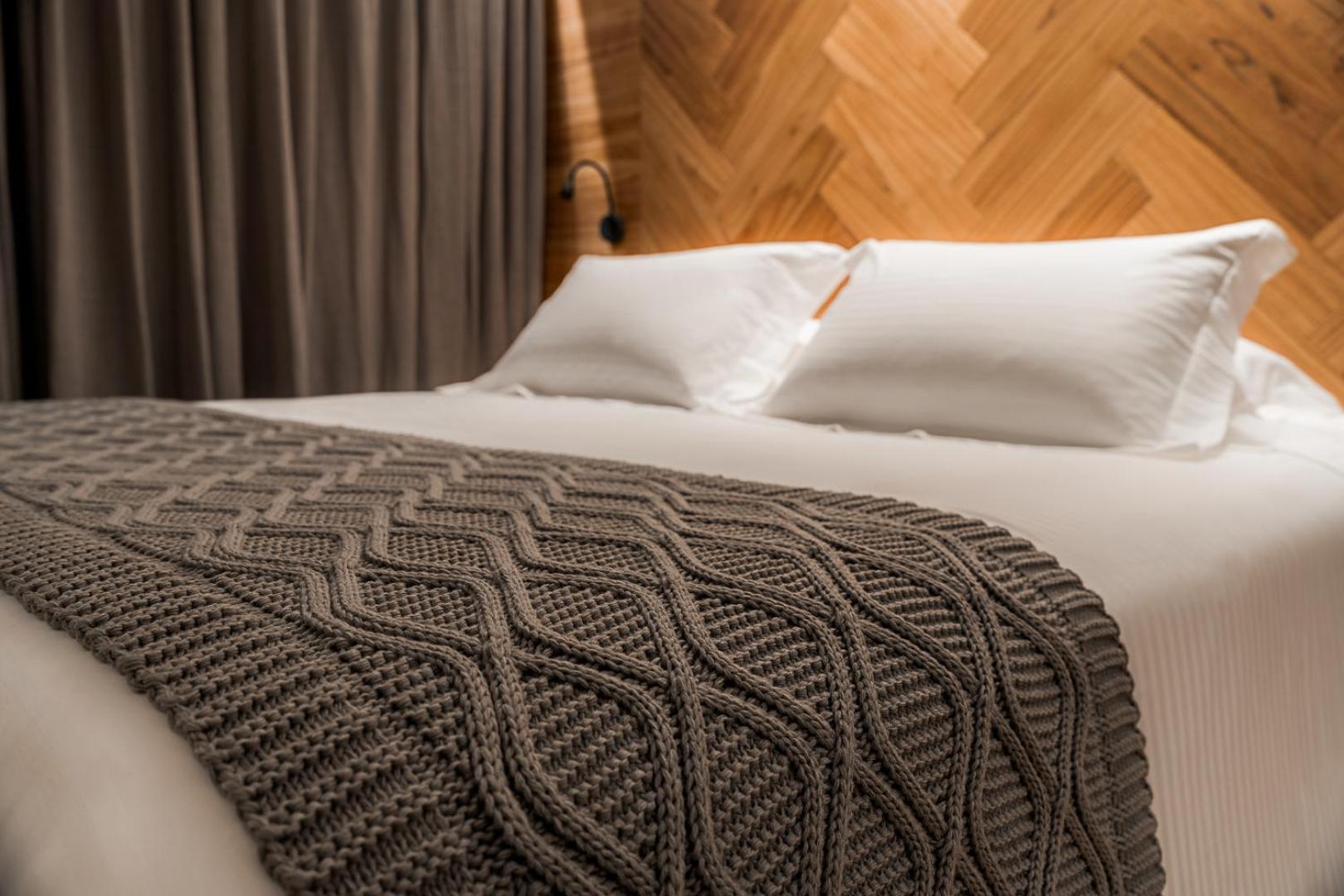 Bavaria Sport Hotel Gramado Kültér fotó A bed with a throw